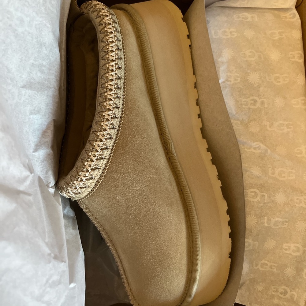 **SOLD, DO NOT PURCHASE***UGG TAZZ slippers in beige/mustard seed